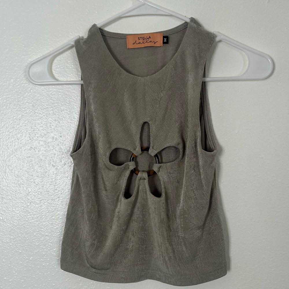 Flower cut out crop top 🌼